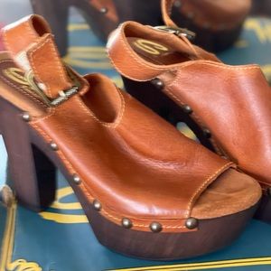 SBICCA VINTAGE COLLECTION CLOGS IN COGNAC